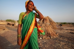 Indian-rural-woman-with-smartphone_mini_mini-e1470772144529